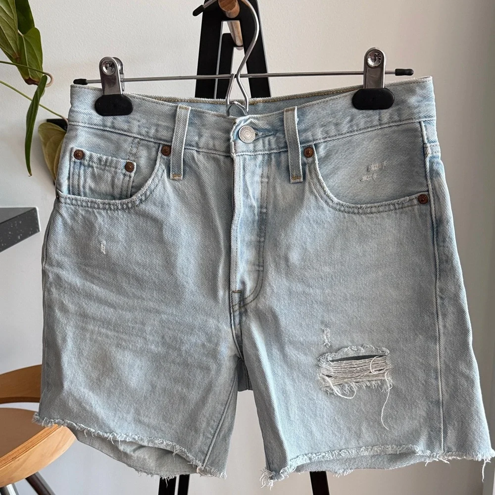 Levi's lightwash 501 denim jorts - Picture 2 of 5